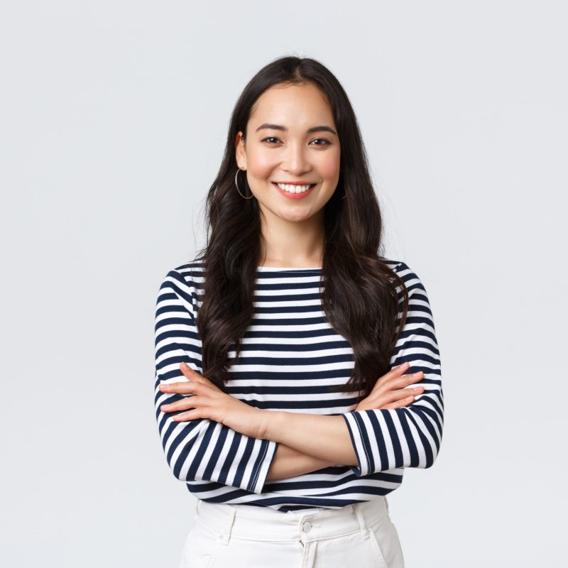 Lifestyle, people emotions and casual concept. Confident nice smiling asian woman cross arms chest confident, ready to help, listening to coworkers, taking part conversation